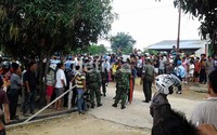 Warga di sekitar perumahan Pandau Permai Kabupaten Kampar, Riau, berkerumun di sekitar lokasi jatuhnya pesawat TNI AU Hawk-200.