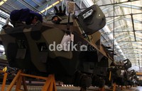 Pekerja menyelesaikan perakitan kendaraan tempur lapis baja APC 6x6 Anoa 2 di Unit Produksi PT Pindad, Bandung, Jawa Barat, Selasa (16/10).