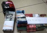 Selain uang rupiah dan riyal, berbagai barang bawaan jamaah calon haji Indonesia banyak ditemukan tercecer di sekitar Masjid Nabawi.