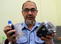 Kepala Seksi Pengamanan Daker Madinah, Letkol (Mar) Payumi Abdul Aziz menunjukkan berbagai barang tercecer milik jamaah Indonesia.