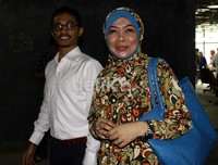 Wa Ode Nurhayati bersama suaminya saat menigalkan gedung tipikor setelah sidangnya ditunda. Ia tidak mempersalahkan penundaan pembacaan putusan ini. Ramses/detikcom.