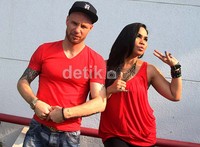 Hari ini menyanyi, lagunya judulnya Player, tutur Melaney saat ditemui di DahSyat RCTI, Jakarta Barat, Selasa (16/10/2012). (Gusmun/detikHot).