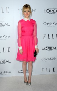 Emma tampak bersinar dengan dress Valentino Resort 2013 pinknya. Frazer Harrison/Getty Images.