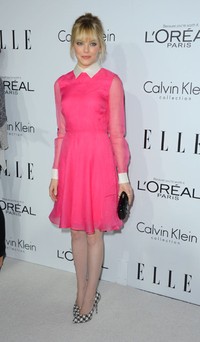 Kekasih Andrew Garfield itu hadir dibalut dress Valentino Resort 2013 shocking pink yang disentuh dengan heels bermotif dogtooth. Frazer Harrison/Getty Images.