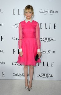 Emma tampak sangat manis dan girly dengan balutan dress pinknya.