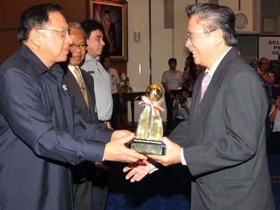 Blue Bird Raih Pelayanan Prima Utama 2012