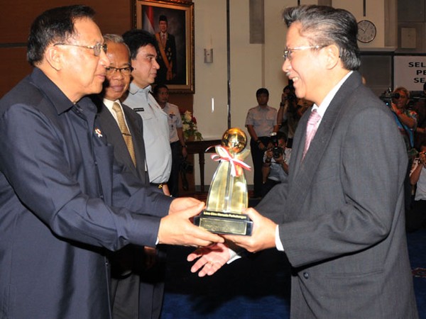 Blue Bird Raih Pelayanan Prima Utama 2012
