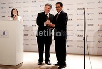 Senior Manager Corporate Identity Management Garuda Tri Poetra I. Sakti (kanan) saat menerima penghargaan dari Presiden Stevie Awards, Michael Gallagher di Hotel Ritz Carlton, Seoul, Korea Selatan, Senin (15/10).