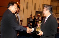 Penghargaan ini diserahkan oleh Menteri Perhubungan RI, E.E Mangindaan kepada Direktur Utama Blue Bird Group, dr. H. Purnomo Prawiro di Jakarta, Selasa (16/10). (dok Kemenhub)