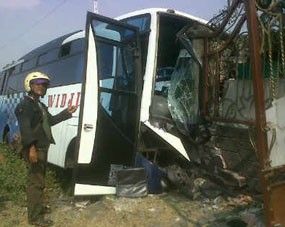 Bus Tabrak Pagar Rumah Dokter, 7 Penumpang Luka-luka