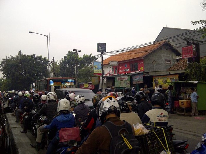 Duh! Pemotor Serobot Jalan, Jatipadang Macet Parah