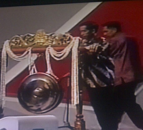 Alasan Jokowi Angkat Gong yang Hendak Dipukul SBY: Itu Refleks Saja!