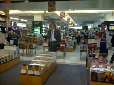 Dahlan Iskan, Jokowi, dan Chairul Tanjung Menyapa Pengunjung Mal