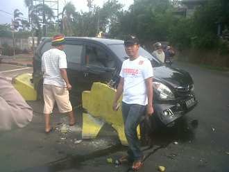 Salah Injak Rem, Richard Hajar Pembatas Jalan di TMII