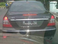 Pengguna mobil mewah ini sepertinya menyukai kucing. Meongg..eh M 30 NG. (Foto :Nugroho)