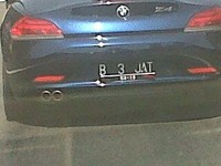 Mobil sport BMW dengan nomor polisi B 3 JAT. (Foto: Nugroho).