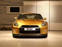Usain Bolt yang memang terang-terangan mengatakan sangat menyukai GT-R sebelum akhirnya ditarik Nissan sebagai ambassador, membuat GT-R khusus dengan melapisinya dengan emas asli.