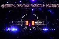 David Guetta menghibur penggemarnya di acara Coachella Valley Music & Arts Festival 2012 yang digelar di The Empire Polo Field, California pada 14 April 2012. Mark Davis/Getty Images for Coachella.