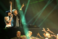 David Guetta berkolaborasi dengan penyanyi Jessie J saat acara MTV Europe Music Awards 2011. Ian Gavan/Getty Images.