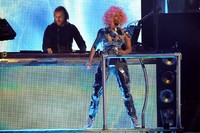 Ia juga berkolaborasi dengan musisi-musisi ternama. Kevork Djansezian/Getty Images.