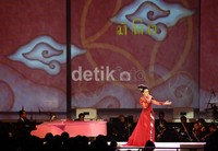Dengan balutan kebaya merah, Dewi Gita terlihat sangat anggun.