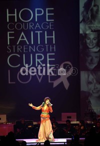 Diana Nasution membuat suasana konser semakin meriah.