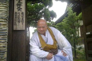 Plakk! Dipukul Master Tajima Saat Meditasi Zen