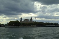 Dalam film X-Men, Wolverine dan teman-teman menyelamatkan para pemimpin dunia yang berkumpul di Ellis Island, New York, dari serangan Magneto. Aslinya, pulau ini adalah objek wisata yang menarik. (Indra/detikTravel)