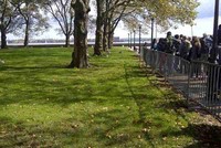 Wisatawan bisa bersantai di taman di seputaran gedung yang menghadap ke laut. Sambil menunggu kapal datang, kita juga bisa berfoto-foto, dengan pemandangan Kota New York atau Liberty. (Indra/detikTravel)
