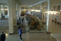 Ellis Island dulunya pulau tempat imigran di akhir tahun 1800-an dan awal 1900-an dikarantina. Kita masih bisa melihat barang-barang yang dulu mereka bawa. (Indra/detikTravel)