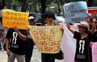 Dalam aksinya, Aliansi Perempuan Tolak Permerkosaan meminta kepada Menteri Pendidikan dan Kebudayaan M. Nuh supaya membuat pernyataan ulang dengan substansi melindungi remaja perempuan dari kekerasan seksual dan diskriminasi serta tidak lagi menyudutkan remaja perempuan atas kehamilannya.