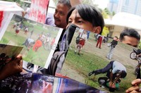 Mereka membawa foto-foto kekerasan terhadap fotografer Riau Pos Didik Hermanto yang dilakukan TNI AU di lokasi jatuhnya pesawat Hawk-200 di Kampar, Riau.