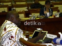 Calon Komnas HAM Natalius Pigai menjawab pertanyaan anggota Komisi III saat  Seleksi Komisioner Komnas HAM. Ramses/detikcom.