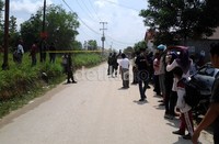 TNI memasang garis polisi agar masyarakat tidak terlalu dekat dengan lokasi jatuhnya pesawat.