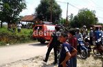 Warga Tonton Evakuasi Bangkai Hawk 200