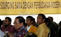 Sebuah spanduk bertuliskan Outsorching sama dengan perbudakan modern tampak dipasang di lokasi dialog. Ramses/detikcom.