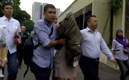 Bak Seorang Kriminal, Nikita Mirzani Tutupi Muka Keluar Tahanan