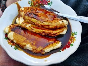 Nyam... Asyiknya Ngemil Pisang Epe Sore-Sore!