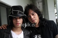 Ayah dan anak yang sama-sama rocker itu berpose di depan kamera. (Gusmun/detikHot).