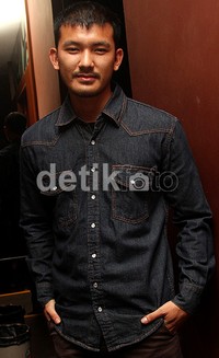 Kekasih Atiqah Hasiholan itu tampil casual dengan kemeja denimnya. (Gusmun/detikHot).