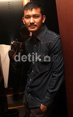 Tatapan Tajam Rio Dewanto