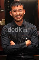 Tatapan Tajam Rio Dewanto
