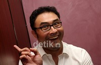 Surya Saputra berekspresi konyol. (Gusmun/detikHot).