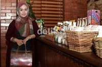 Ia mengaku menjalani totok wajah, totok getar syaraf sampai ke daerah kewanitaan.