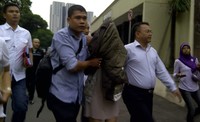 Nikita terlihat menutupi wajahnya dengan jaket saat menuju Rutan Polda Metro Jaya, Rabu (17/10/2012). (ist)