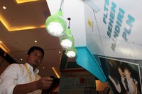 Salah satu Program Akselerasi PLN untuk meningkatkan rasio elektrifikasi dan memberikan pelayanan penerangan untuk masyarakat yang berada di daerah terpencil dan jauh dari jaringan listrik PLN, adalah melalui Program PLTS Super Ekstra Hemat Energi (SEHEN) Mandiri. Agus Trimukti/Humas PLN.