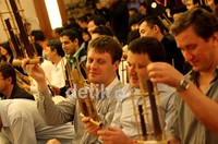 Mereka mengaku senang bisa memainkan angklung.