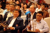 Ketua Umum PB Percasi Hasyim Djojohadikusumo (kiri), bersama Wakil Ketua Umum PB Percasi GM Utut Ardianto (kanan), juga asyik memainkan alat musik angklung.