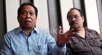 Ketua Umum Komisi Tinju Indonesia (KTI) Anton Sihombing (kiri) didampingi Wakil Ketua Panitia Konvensi World Boxing Assosiation (WBA) Ke-91, memberikan keterangan terkait rencana konvensi yang akan dilangsungkan di Hotel Sultan, Jakarta pada tanggal 28 Oktober  3 November mendatang.