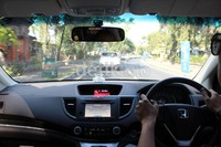 Meski menggunakan bodi baru yang terkesan gambot, soal handling, All New CR-V ternyata diakui lebih baik. Kondisi itu karena ditopang dengan suspensi depan McPherson Strut dan suspensi belakang Double Wishbone.